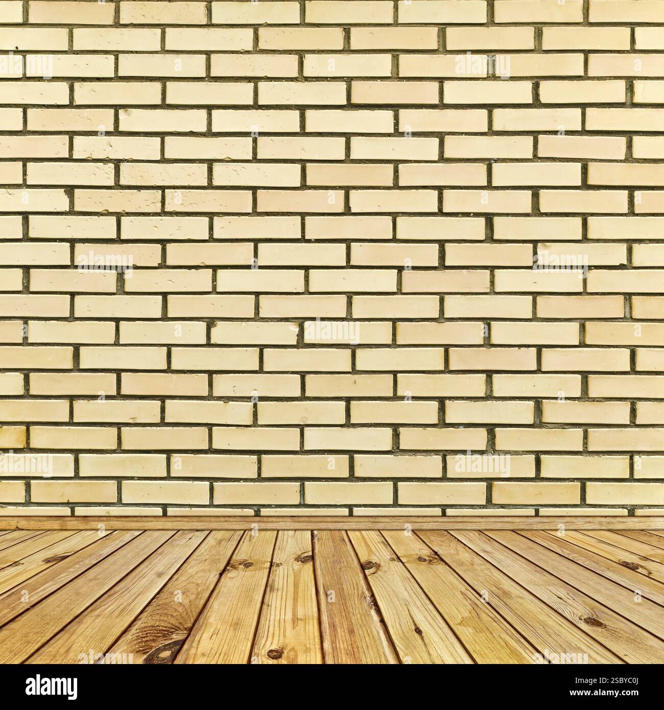 Pareti in mattoni beige e pavimento in legno Daugavpils, Lettonia, Europa Foto Stock