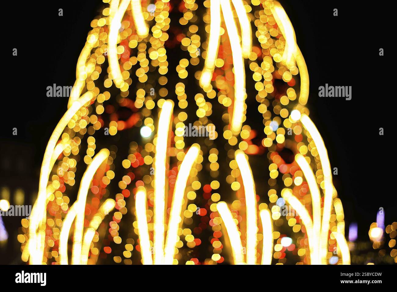 Luci decorative che creano un effetto bokeh, formando un albero astratto Foto Stock