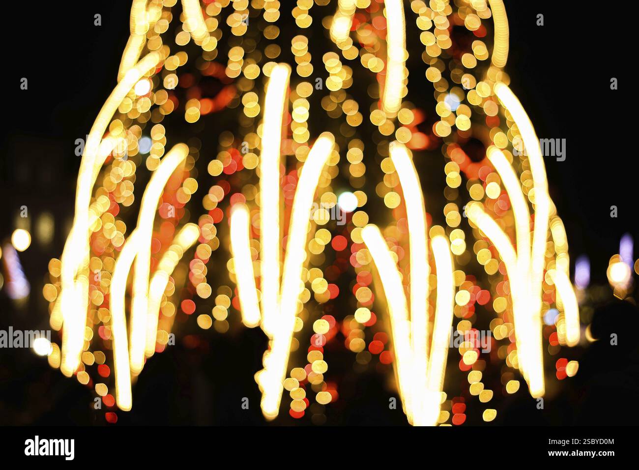 Un luminoso bokeh di luci natalizie crea un'atmosfera festosa Foto Stock