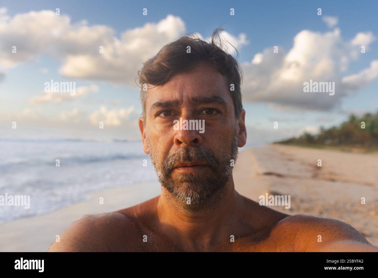 Selfie autoritratto di un uomo di mezza età con il volto sonnolento in una spiaggia deserta durante l'alba del Grand Palladium Imbassai, Salvador de Bahia, Brasile Foto Stock Selfie autoritratto di un uomo di mezza età con il volto sonnolento in una spiaggia deserta durante l'alba del Grand Palladium Imbassai, Salvador de Bahia, Brasile Foto Stock