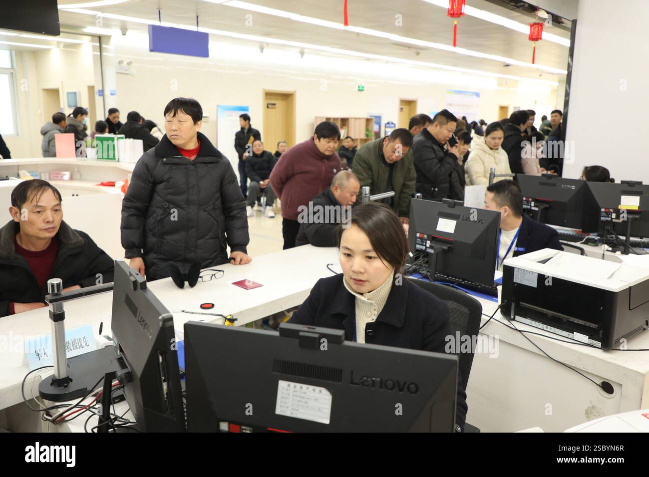 YANCHENG, CINA - 5 FEBBRAIO 2025 - Un membro del personale del centro di servizio per gli affari governativi gestisce le attività connesse per le masse nella contea di Funing, Foto Stock