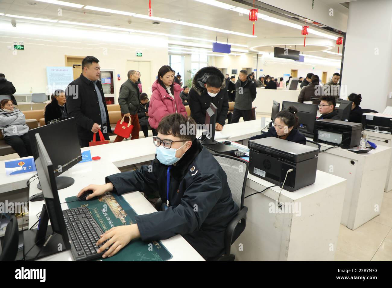 YANCHENG, CINA - 5 FEBBRAIO 2025 - Un membro del personale del centro di servizio per gli affari governativi gestisce le attività connesse per le masse nella contea di Funing, Foto Stock