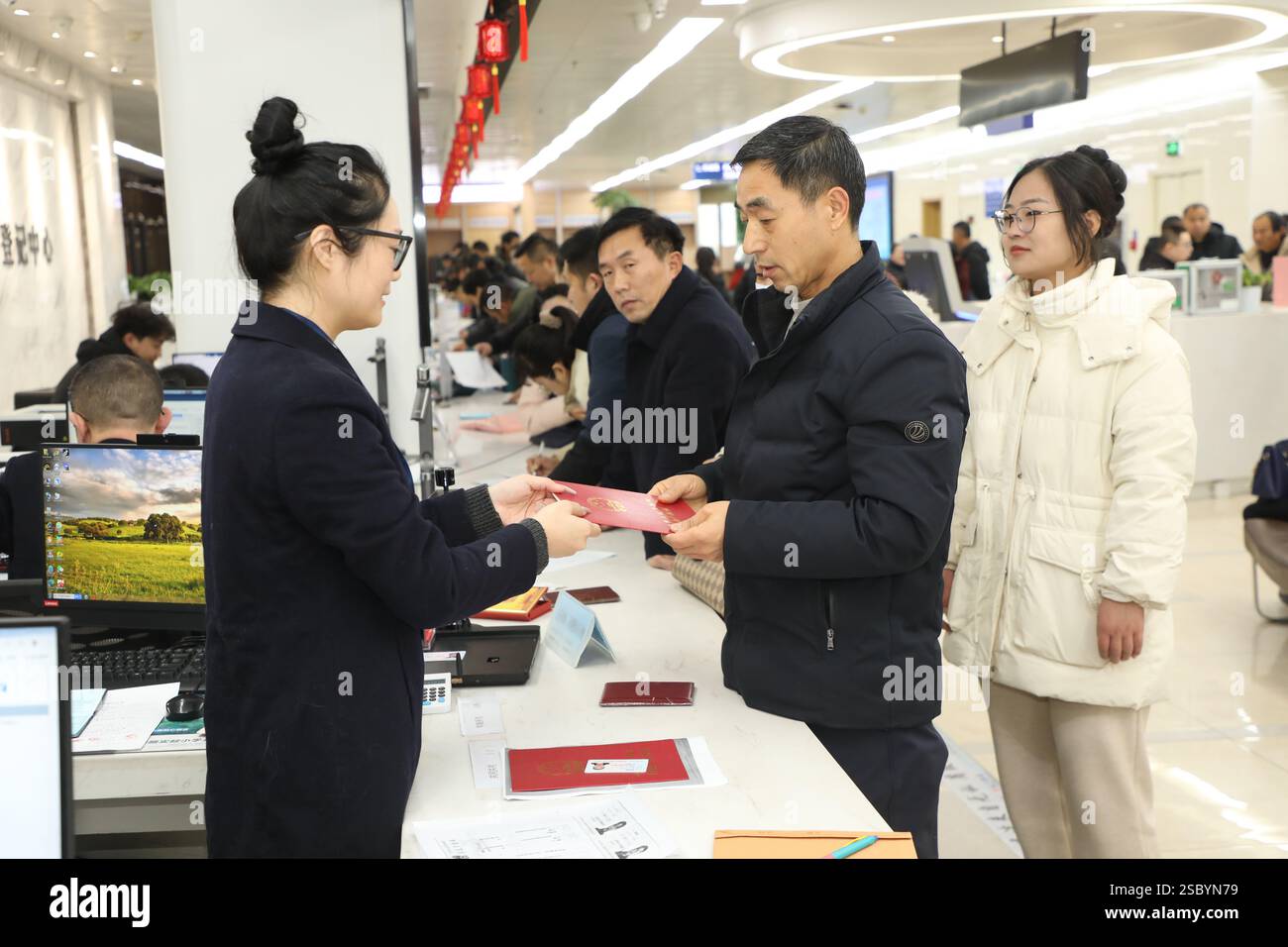 YANCHENG, CINA - 5 FEBBRAIO 2025 - Un membro del personale del centro di servizio per gli affari governativi gestisce le attività connesse per le masse nella contea di Funing, Foto Stock