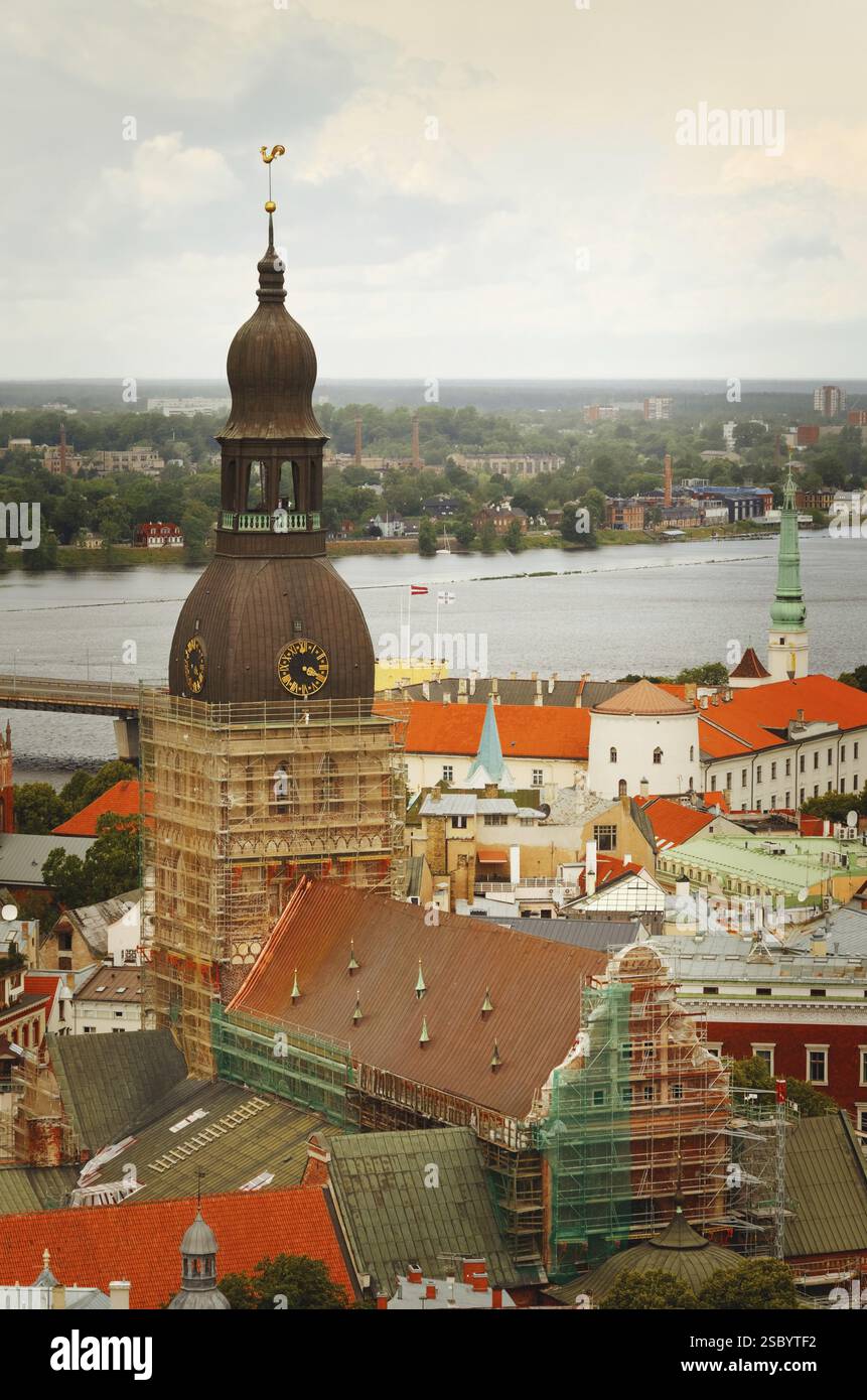La capitale della Lettonia, Riga, con una vista panoramica Foto Stock