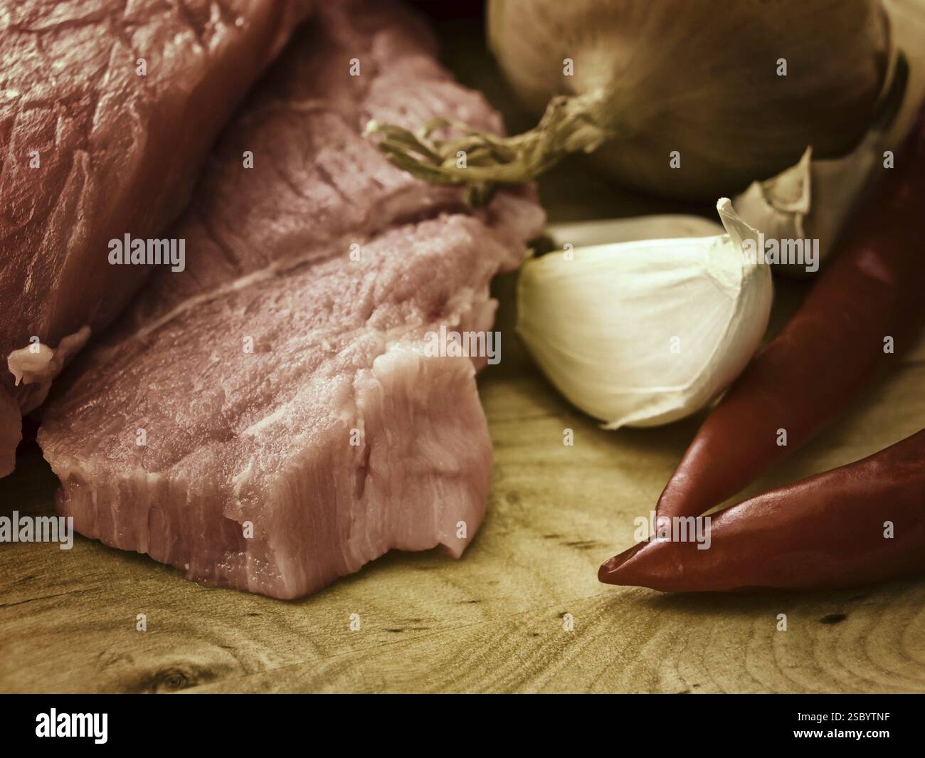 Pezzetti di carne con spezie su pannelli duri Foto Stock