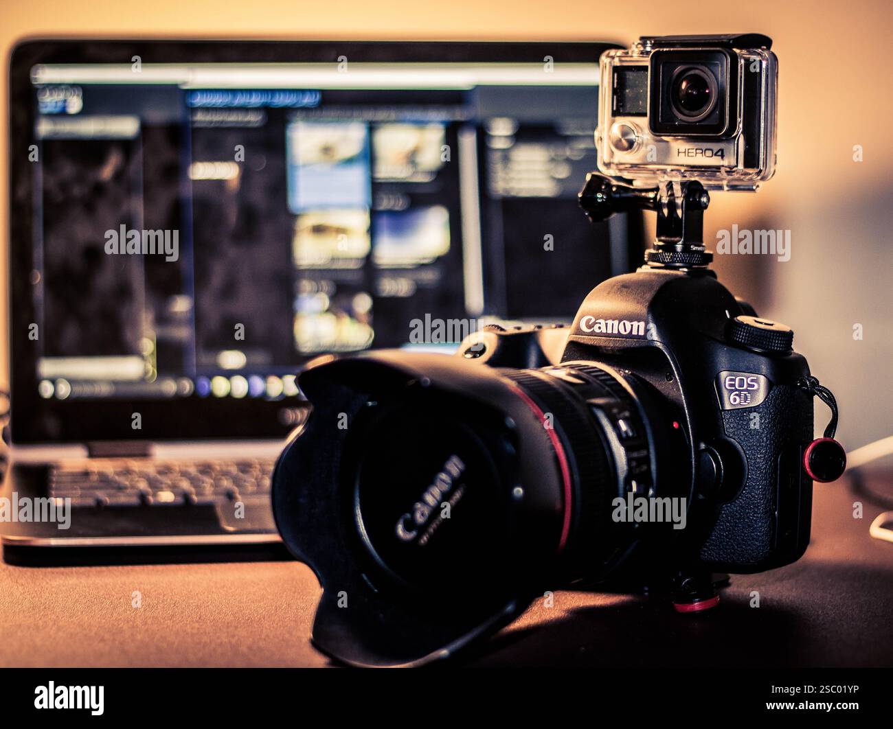 Le attrezzature della telecamera sono disposte su un tavolo con un computer portatile nelle vicinanze. Foto Stock