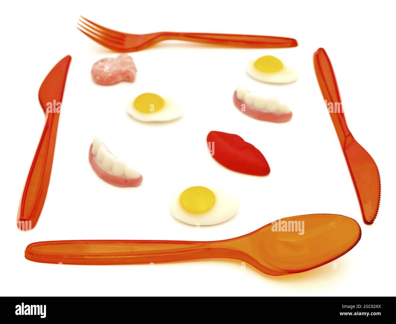 Posate di plastica con deliziose caramelle colorate e gustose Foto Stock