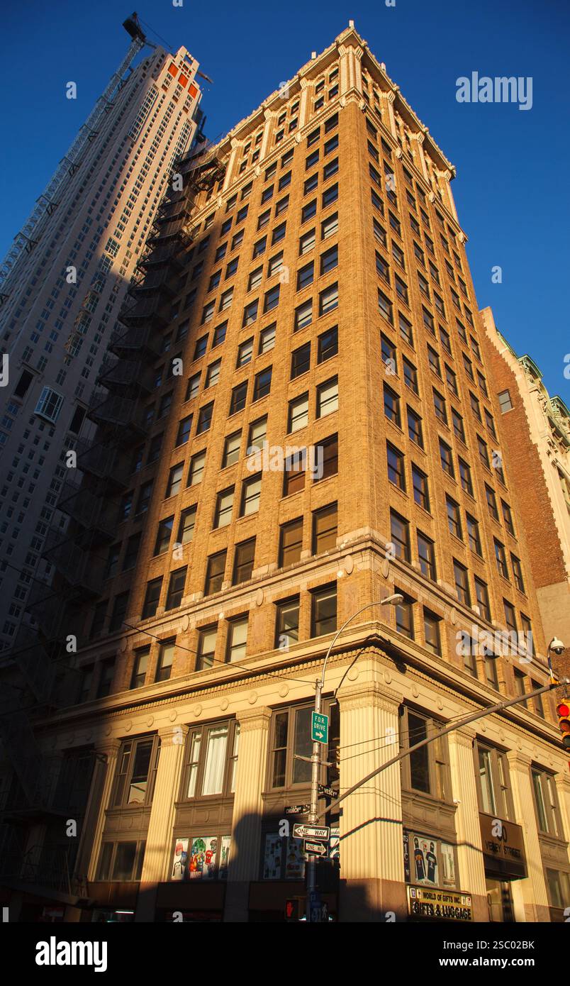 Uno storico grattacielo in mattoni al tramonto nel centro di Manhattan, New York City Foto Stock