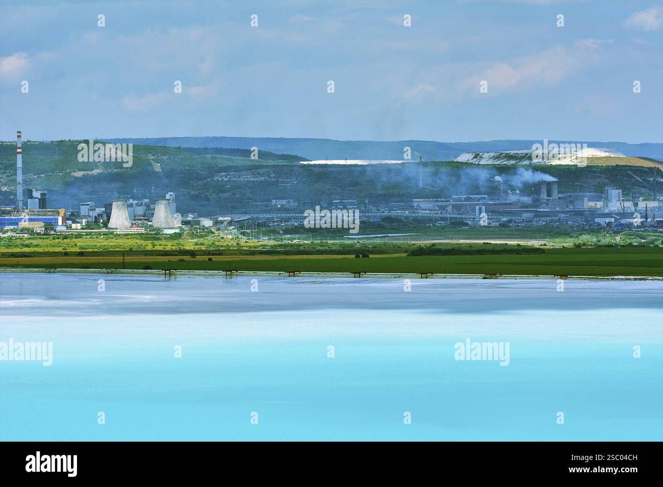 Lago dei rifiuti chimici. Questo liquido sembra molto attraente, ma e' molto pericoloso per la vita. Devnja, Bulgaria, Europa Foto Stock