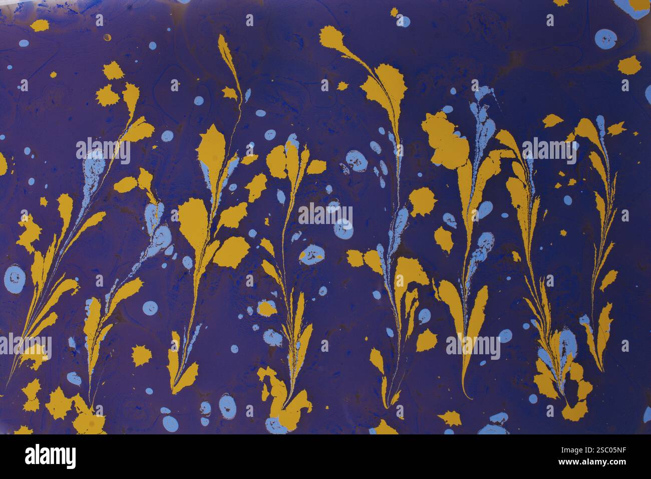 Bella arte astratta di tecniche di pittura di marbling Ebru sull'acqua con vernici acriliche Foto Stock