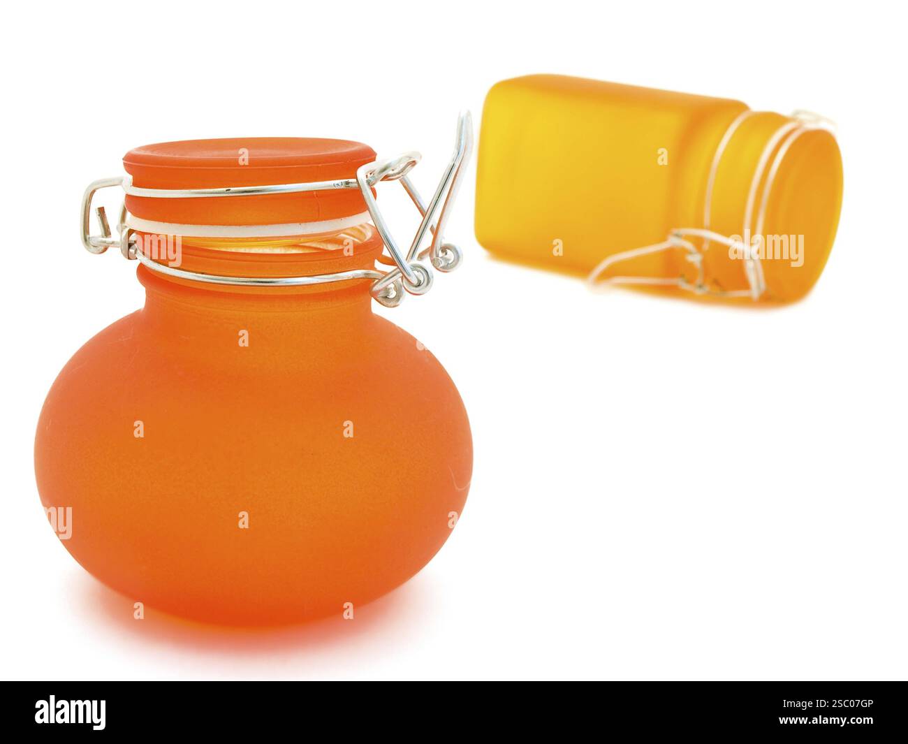 Due vasetti di vetro arancione sullo sfondo bianco di Daugavpils, Lettonia, Europa Foto Stock