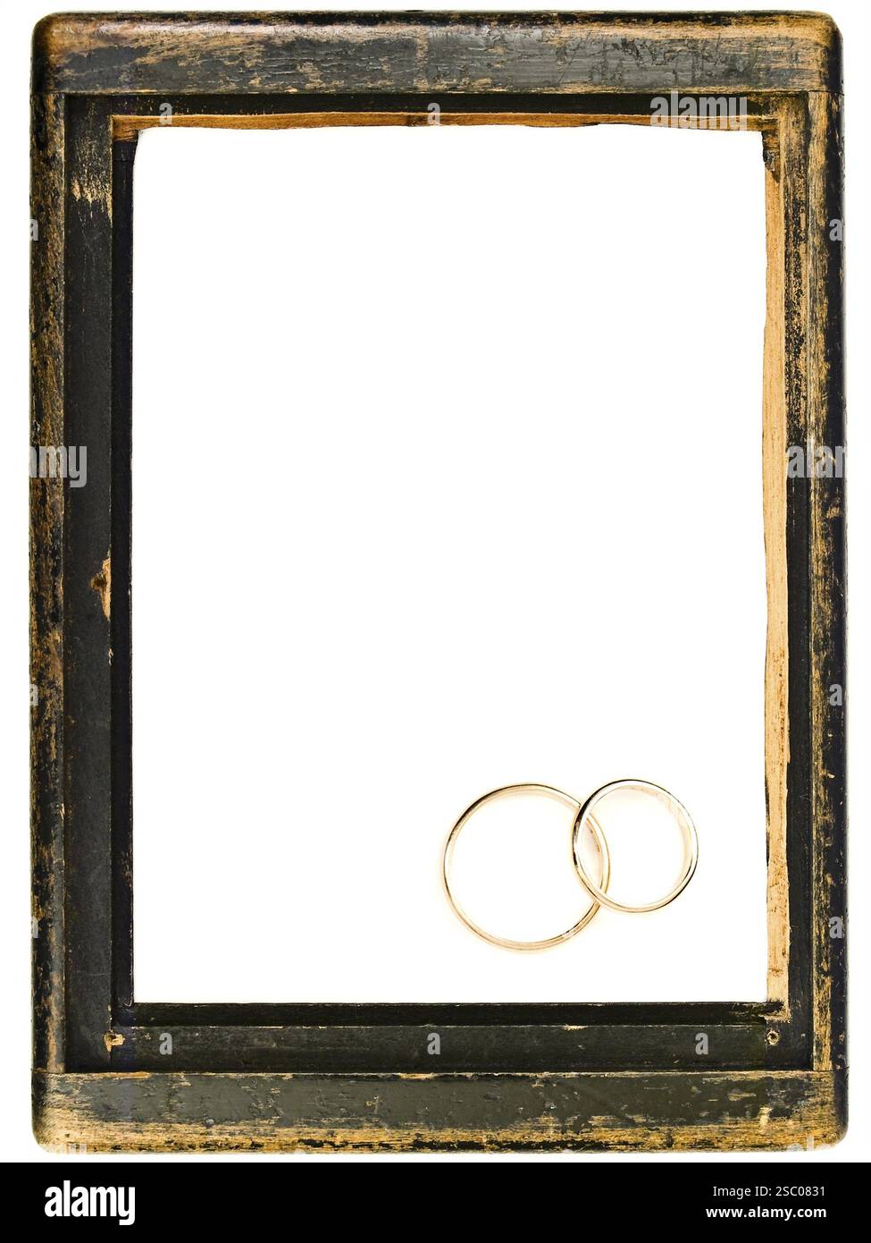 Cornice in legno d'epoca e due anelli per matrimoni con spazio copiato per i tuoi daugavpils di testo, Lettonia, Europa Foto Stock