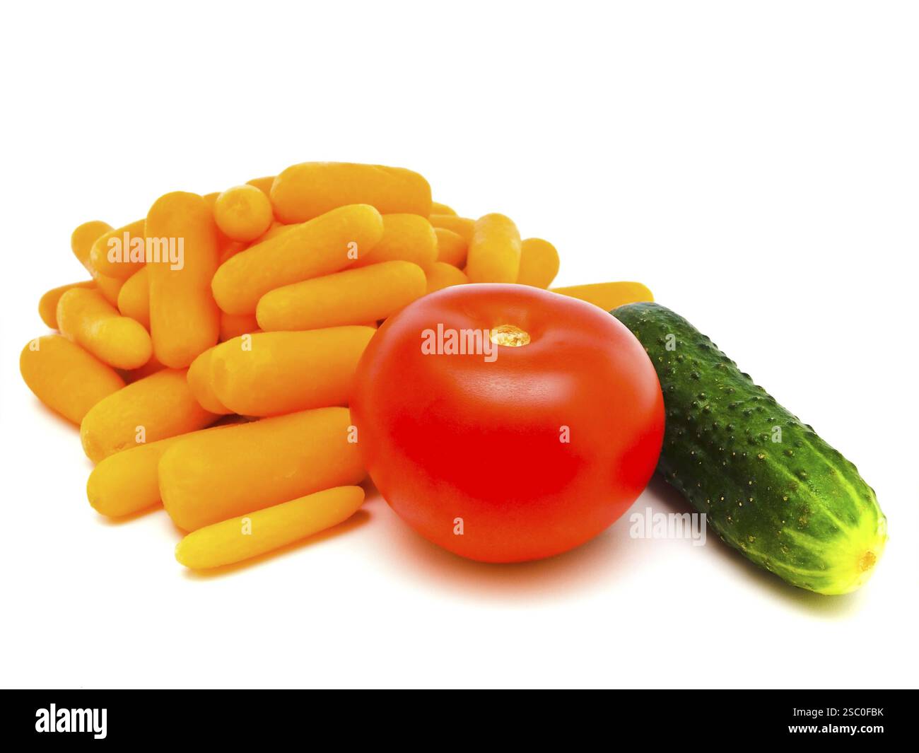 Carota cetriolo e pomodoro accanto a esso sullo sfondo bianco Foto Stock