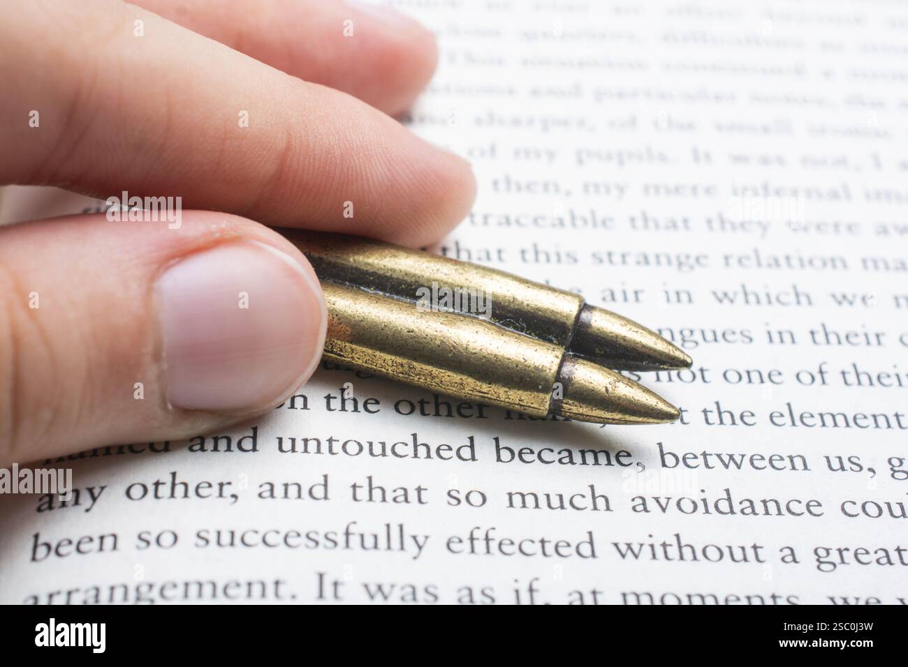 Rifle modello di proiettile su una vecchia pagina di libro Foto Stock