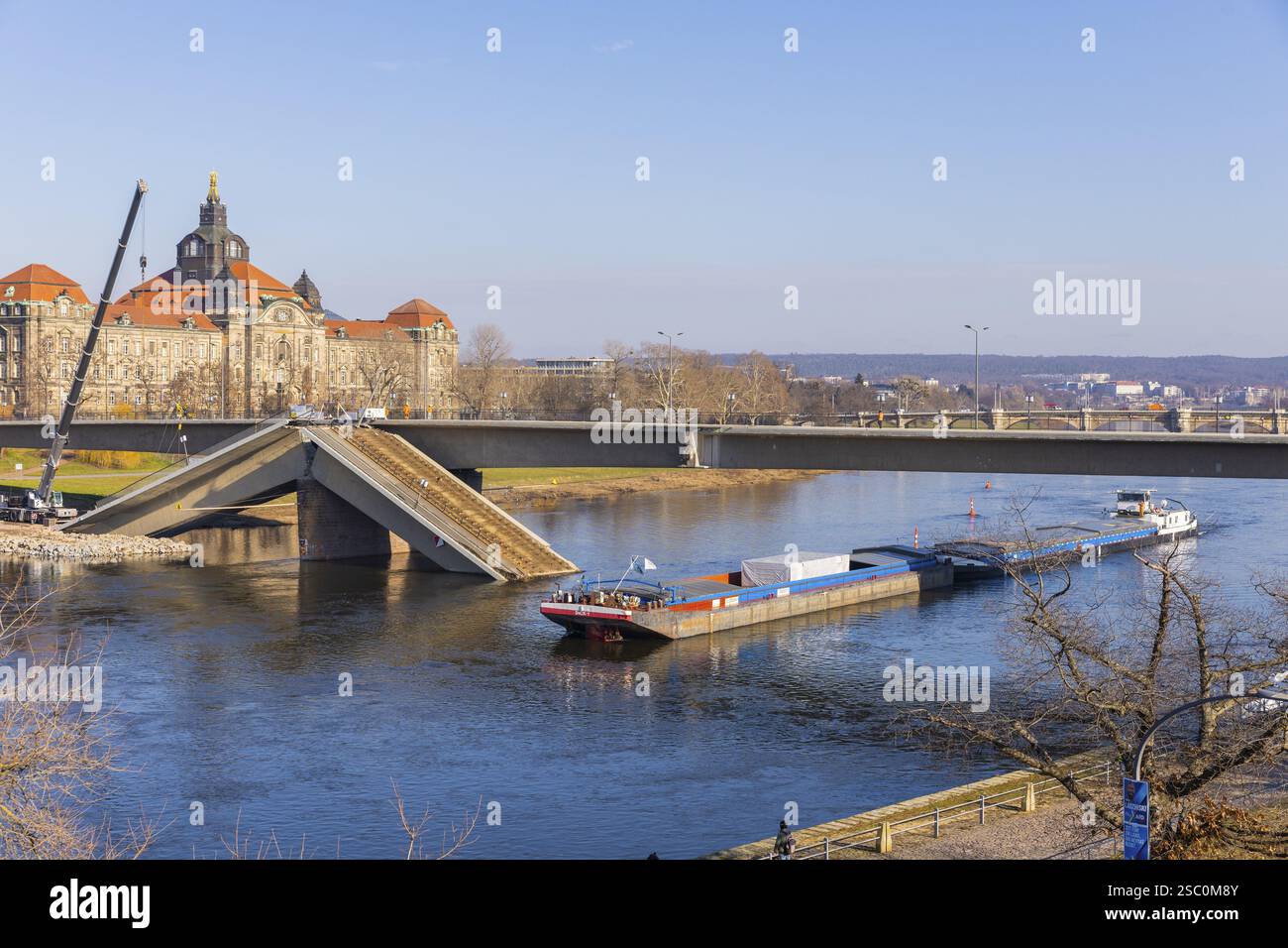 Dopo il crollo parziale del ponte Carola a Dresda l'11 settembre 2024, nessuna nave da e per la Repubblica Ceca fu in grado di passare Foto Stock