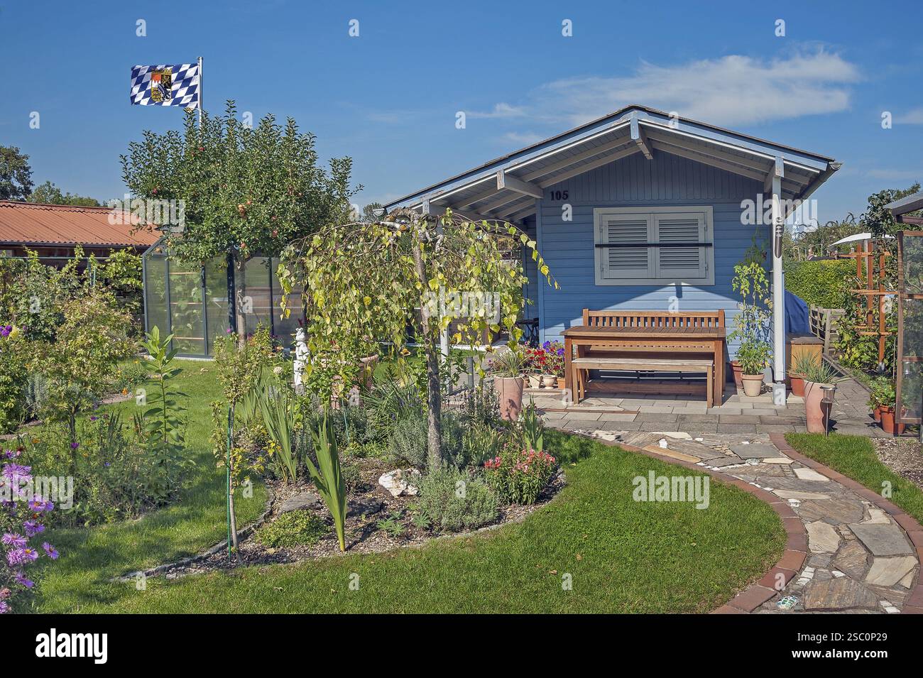 Capanna e piante nel giardino di destinazione, Monaco di Baviera, alta Baviera, Baviera, Germania, Europa Foto Stock