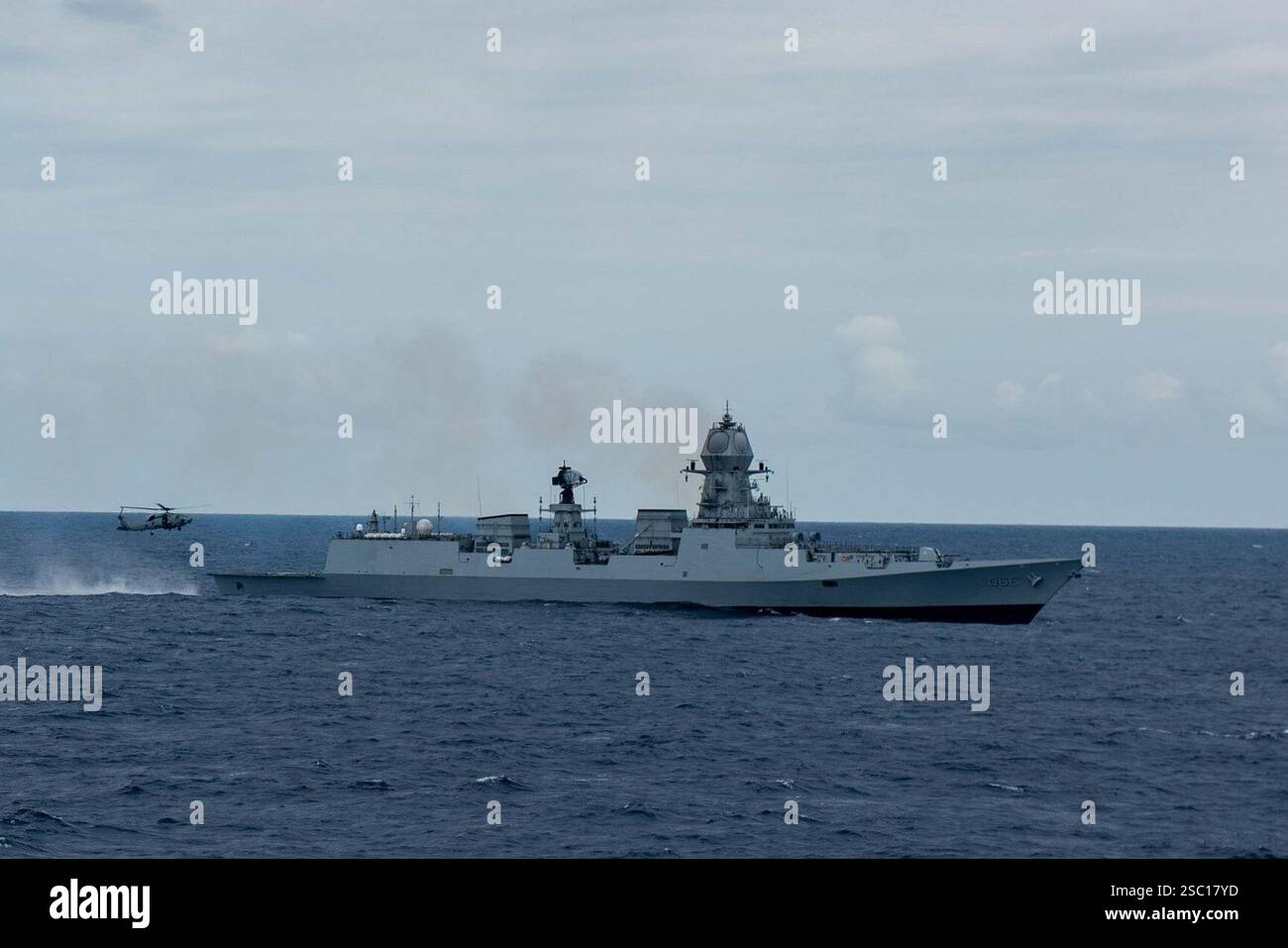 HSM-37 MH-60R si avvicina a Visakhapatnam (D66). Foto Stock