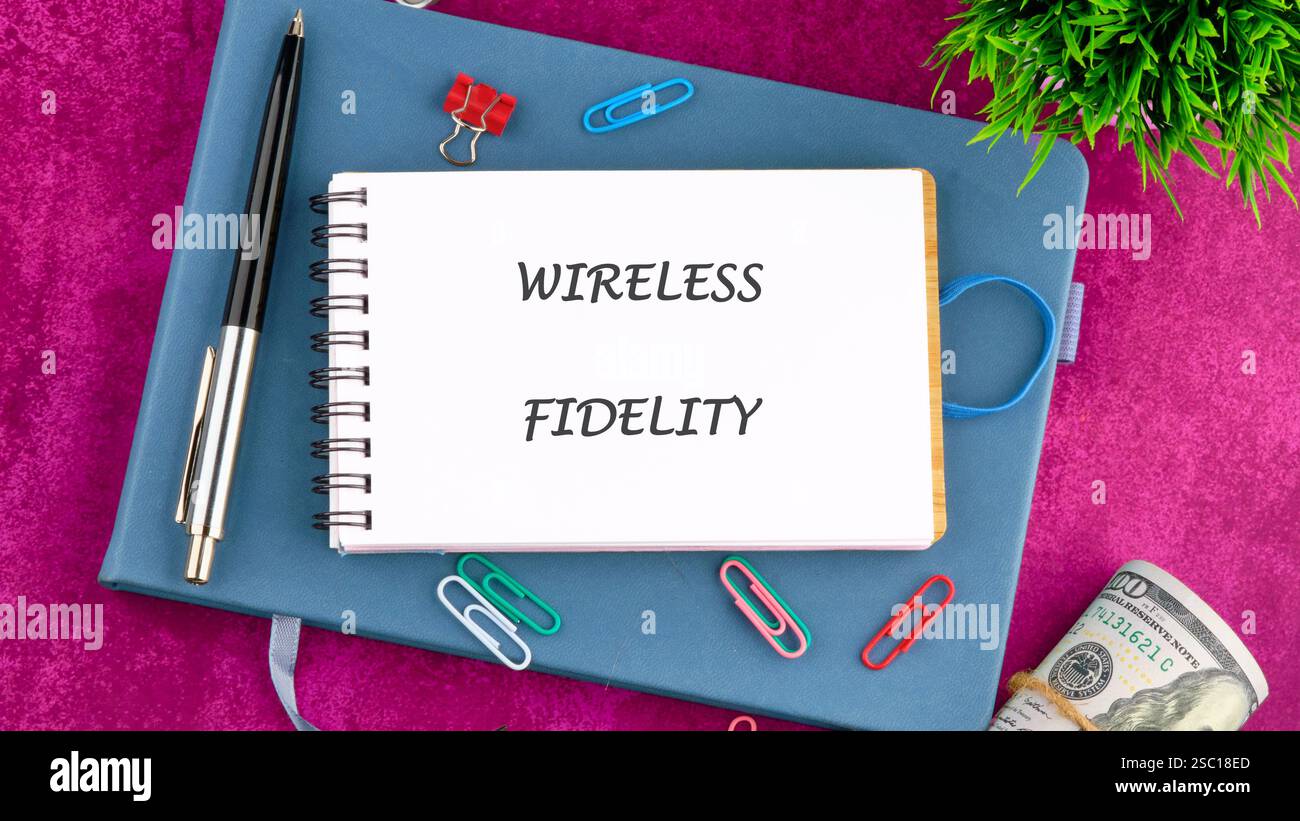 La tecnologia wireless Fidelity migliora la connettività negli ambienti aziendali, presentando soluzioni e concetti moderni per una comunicazione efficiente. Foto Stock