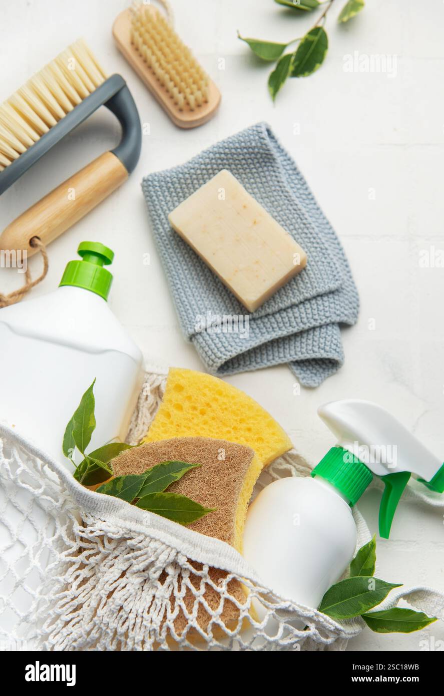 Set di pulizia sostenibile con spazzole, spugne e sapone Foto Stock