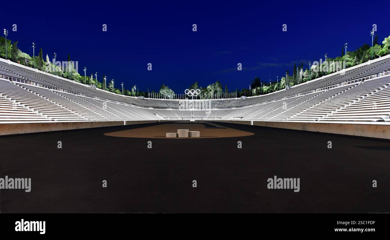 Panathenaic Stadium o Kallimarmaro di notte. Atene, Grecia Foto Stock
