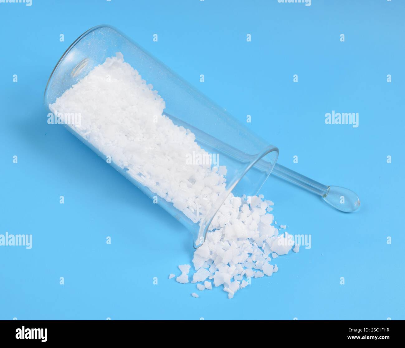 L'acido benzoico è un composto organico solido bianco o incolore con la formula C6H5COOH Foto Stock