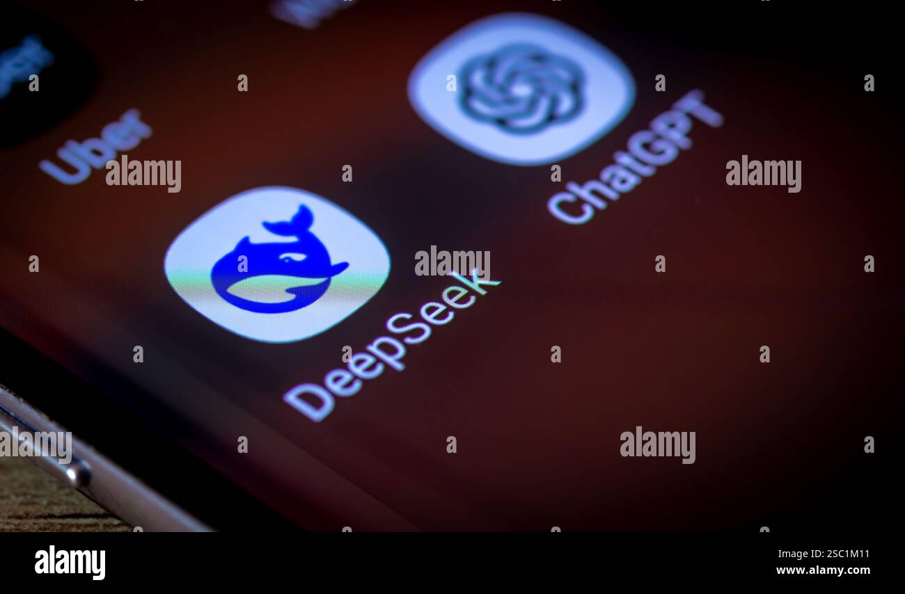 Londra. REGNO UNITO - 02.02.2025. Primo piano macro delle icone delle app DeepSeek e Chat GPT sullo schermo di un telefono cellulare. Foto Stock