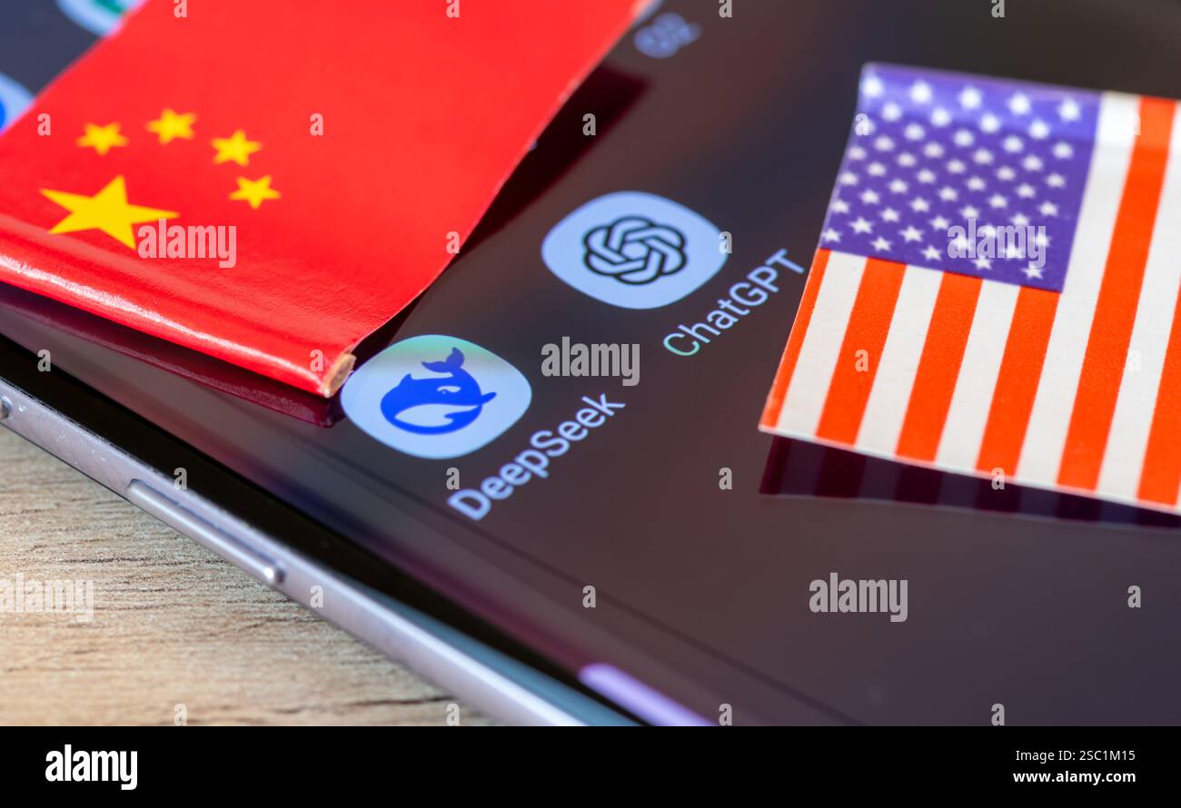 Londra. REGNO UNITO - 02.02.2025. Un concetto di competizione per la tecnologia ai con l'icona dell'app DeepSeek e ChatGPT su uno smartphone e la bandiera cinese e americana. Foto Stock