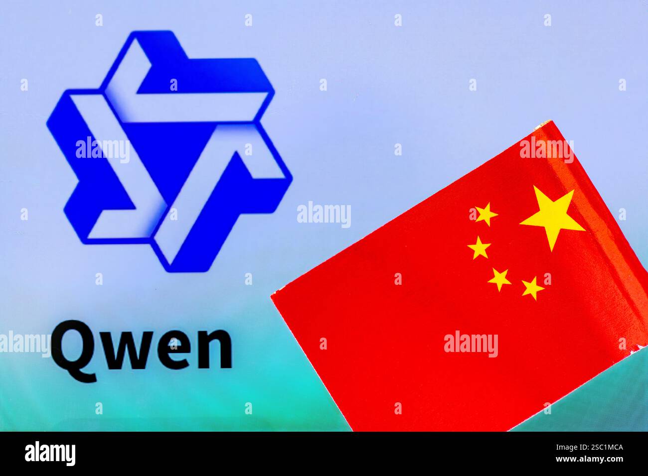 Londra. REGNO UNITO - 02.02.2025. Il logo e il nome del chatbot Qwen ai sviluppato da Alibaba Cloud insieme a una bandiera cinese. Foto Stock
