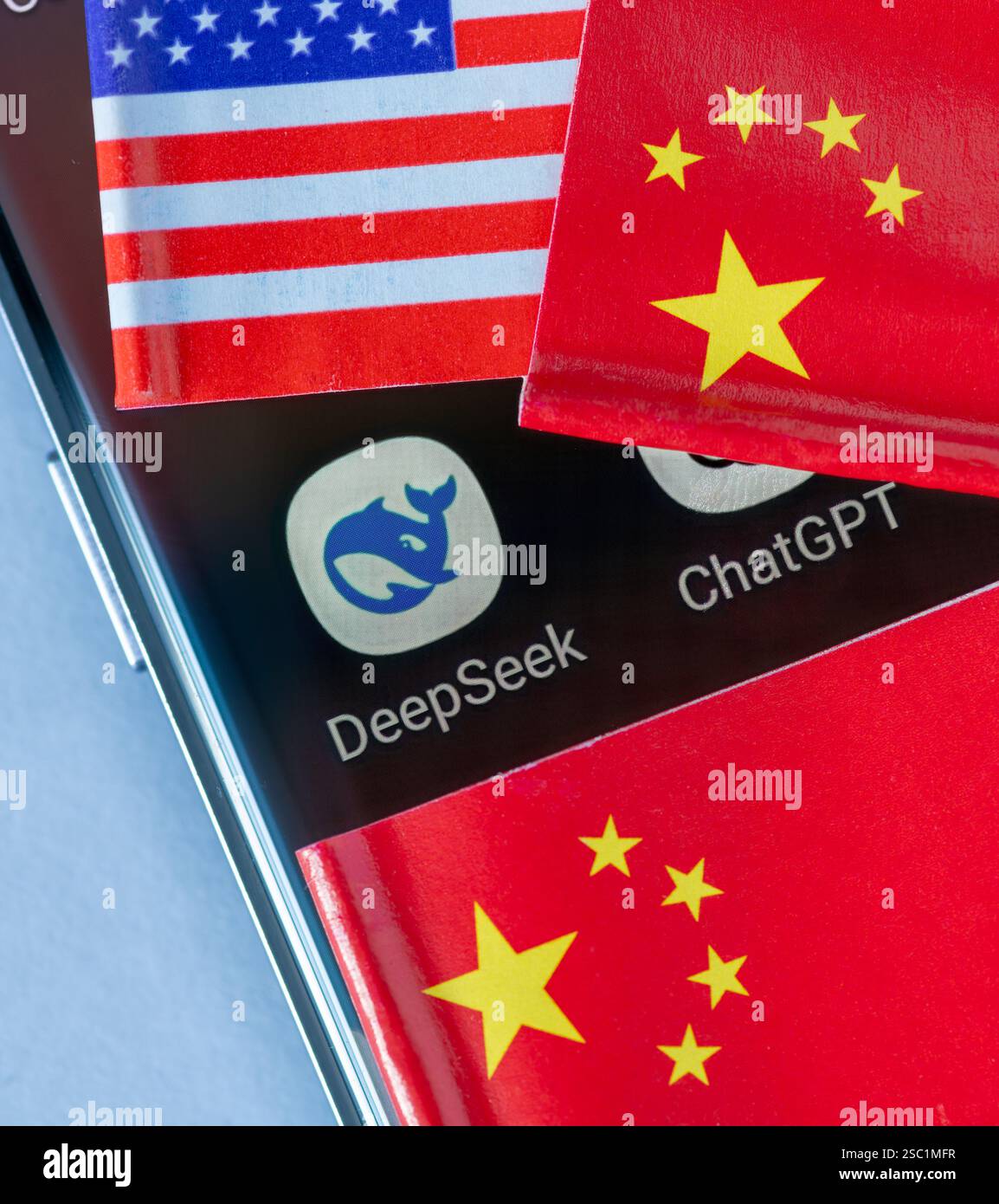 Londra. REGNO UNITO - 02.02.2025. Un concetto di concorso per lo sviluppo dell'intelligenza artificiale con icone dell'app chatbot DeepSeek e ChatGPT su un telefono cellulare insieme alla n Foto Stock