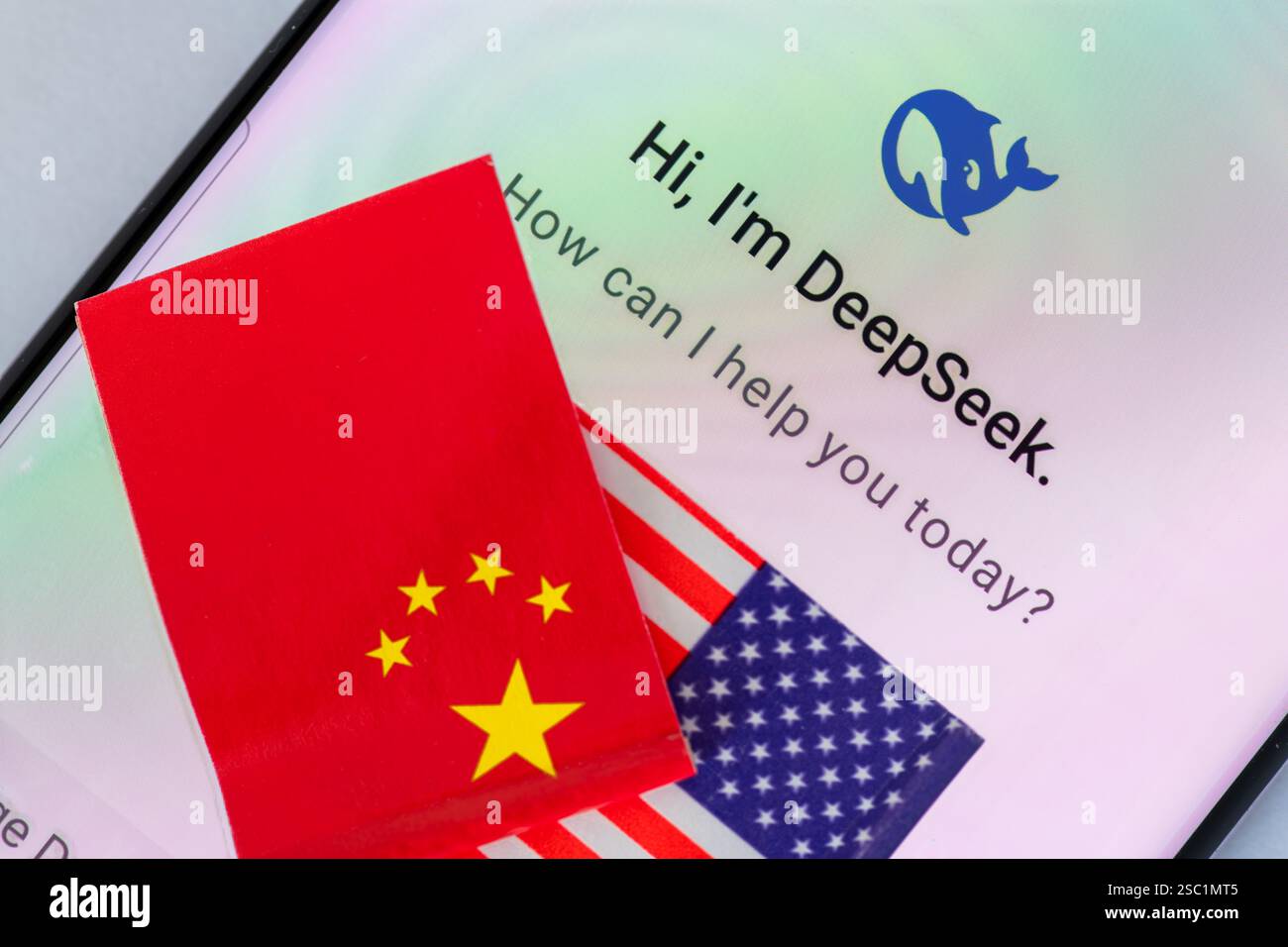 Londra. REGNO UNITO - 02.02.2025. Un concetto di concorso per lo sviluppo dell'intelligenza artificiale con la home page dell'app chatbot DeepSeek e la bandiera cinese in cima all'Americ Foto Stock