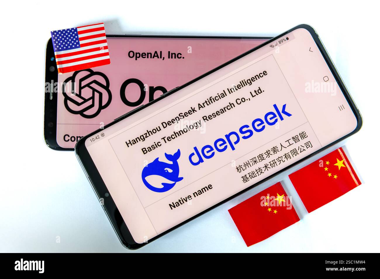 Londra. REGNO UNITO - 02.02.2025. Concetto di concorso sulla tecnologia AI con il logo e il nome di DeepSeek e OpenAI su telefoni cellulari separati insieme al Foto Stock