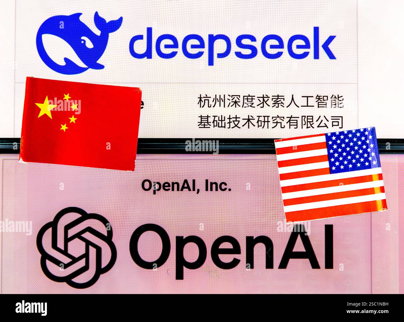 Londra. REGNO UNITO - 02.02.2025. Micro primo piano del logo e del nome dell'azienda cinese e americana di tecnologia ai DeepSeek e OpenAI insieme a n Foto Stock