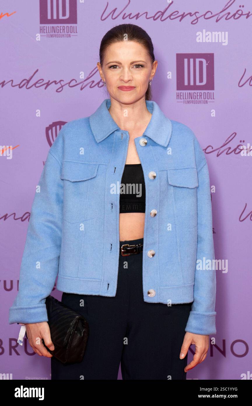 Jennifer Ulrich bei der Weltpremiere des Kinofilms Wunderschöner im Zoo Palast. Berlino, 04.02.2025 *** Jennifer Ulrich alla prima mondiale del film Wunderschöner allo Zoo Palast Berlin, 04 02 2025 foto:XJ.xKnowlesx/xFuturexImagex wunderschoener_5290 Foto Stock