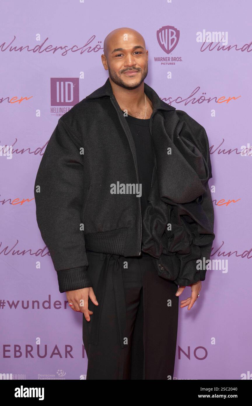 Malick Bauer bei der Weltpremiere des Kinofilms Wunderschöner im Zoo Palast. Berlino, 04.02.2025 *** Malick Bauer alla prima mondiale del film Wunderschöner allo Zoo Palast Berlin, 04 02 2025 foto:XJ.xKnowlesx/xFuturexImagex wunderschoener_5299 Foto Stock