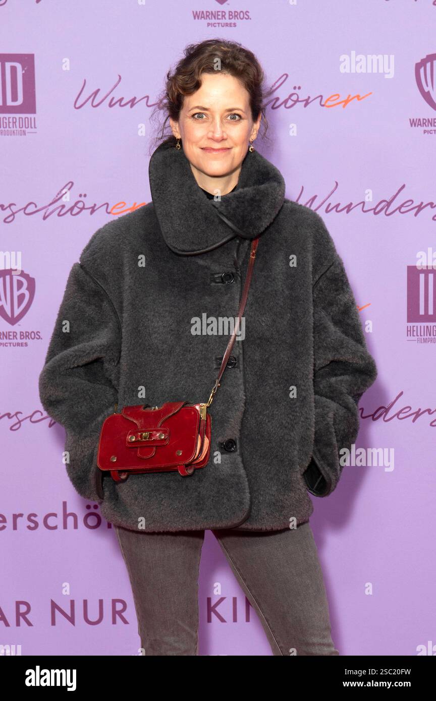 Anja Knauer bei der Weltpremiere des Kinofilms Wunderschöner im Zoo Palast. Berlino, 04.02.2025 *** Anja Knauer alla prima mondiale del film Wunderschöner allo Zoo Palast Berlin, 04 02 2025 foto:XJ.xKnowlesx/xFuturexImagex wunderschoener_5323 Foto Stock