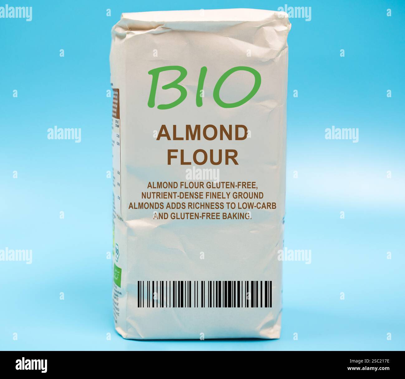 Farina di mandorle senza glutine, le mandorle tritate finemente dense di nutrienti aggiungono ricchezza alla cottura a basso contenuto di carboidrati e senza glutine. Foto Stock Farina di mandorle senza glutine, le mandorle tritate finemente dense di nutrienti aggiungono ricchezza alla cottura a basso contenuto di carboidrati e senza glutine. Foto Stock