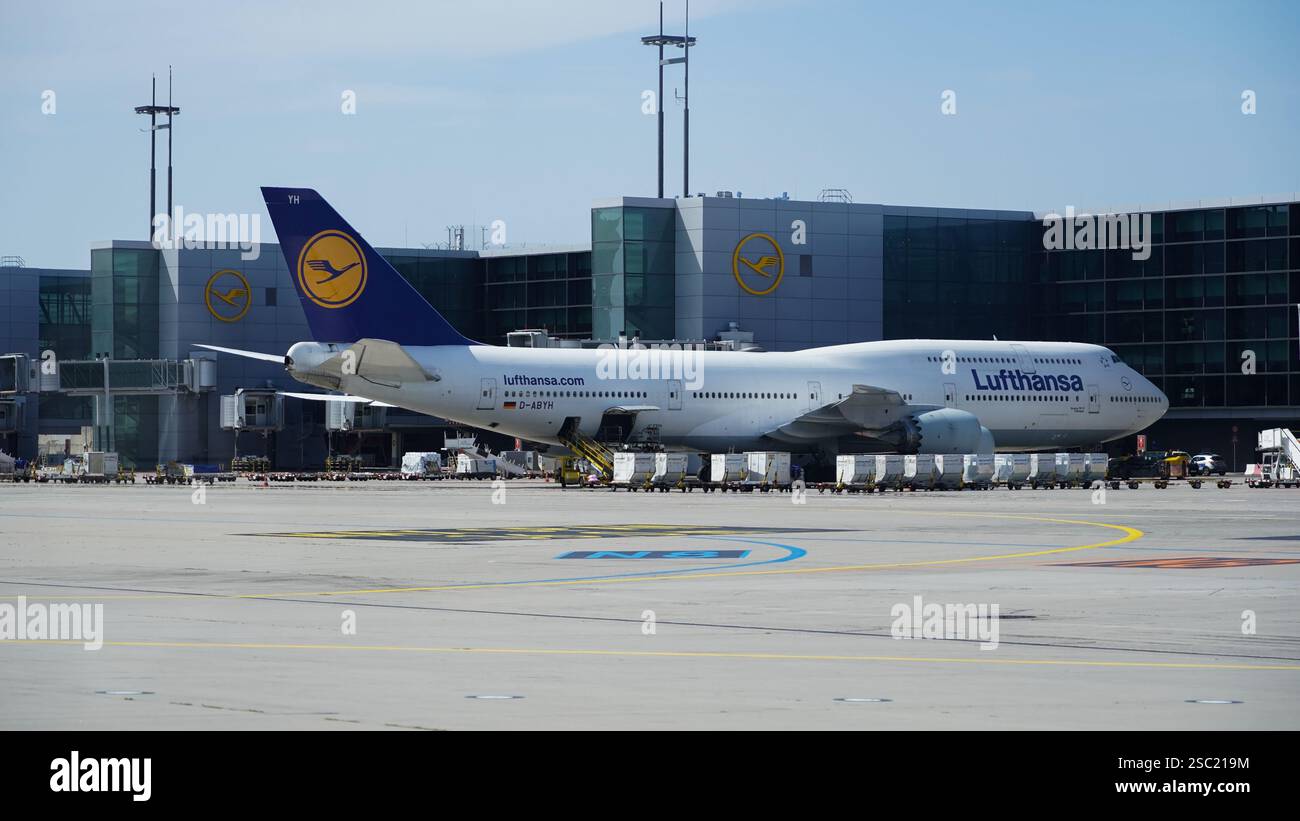 Aeromobili Boeing 747-830 'Lufthansa' al gate del Terminal 1 dell'aeroporto di Francoforte (fra/EDDF). Vista della movimentazione a terra dal campo mobile Foto Stock