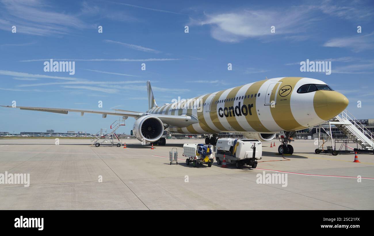 Beige ha bloccato l'aeromobile Condor Airbus A330-941 all'aeroporto di Francoforte (fra) in una posizione di parcheggio in una giornata di sole in Germania. Vista dal campo mobile Foto Stock