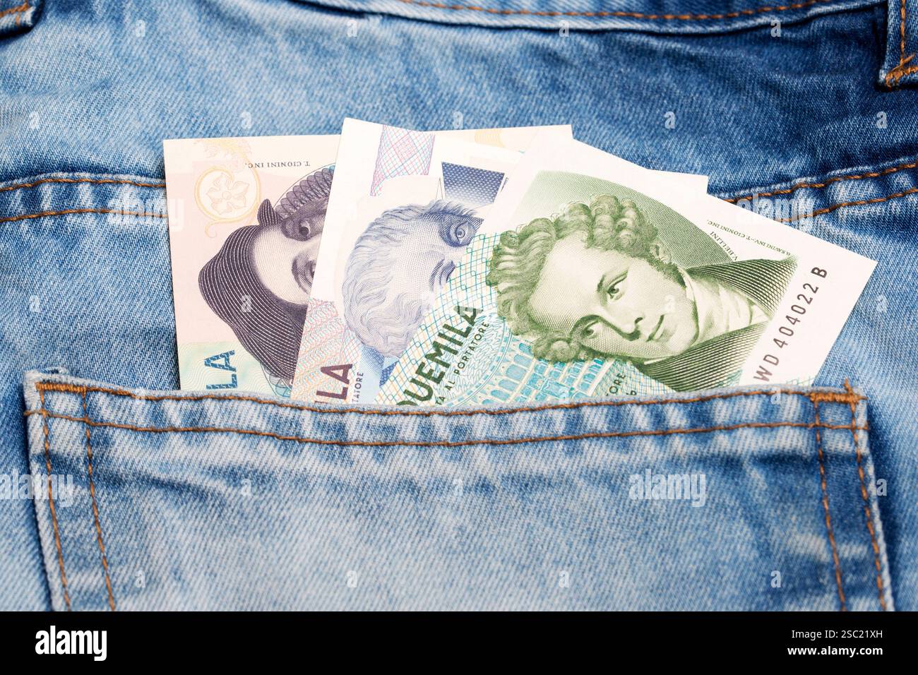 Soldi italiani - Lira nella tasca dei jeans blu Foto Stock