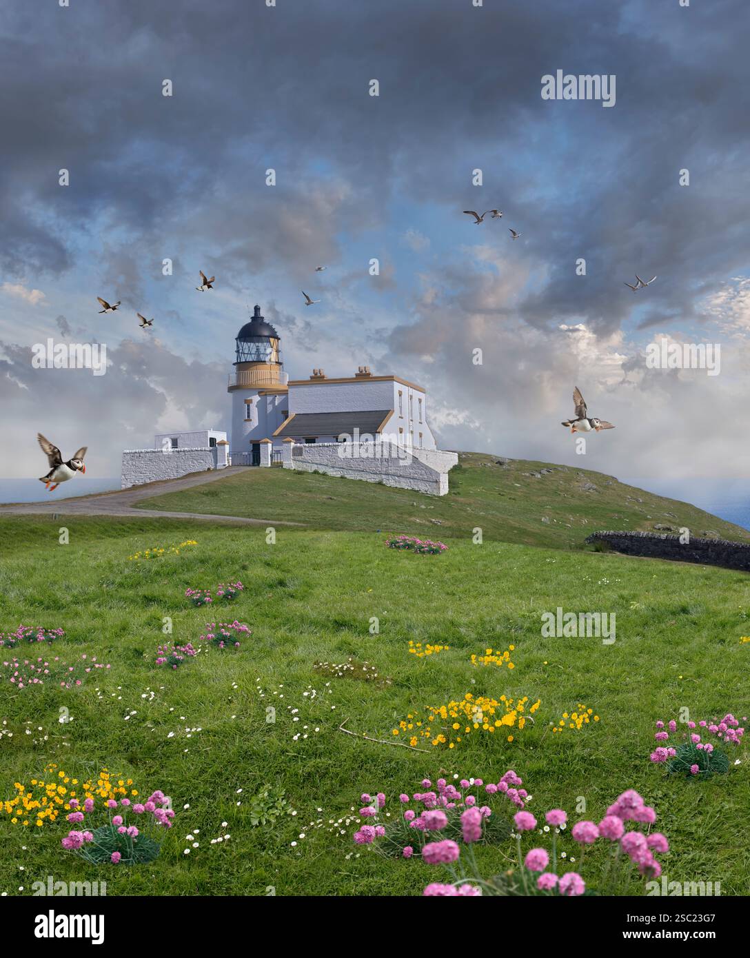 Foto a colori del faro di Stoer Head, Thomas Stevenson nel 1870 , Lochinver, Highland Scozia. Il faro è alto 45 piedi (14 m), Foto Stock