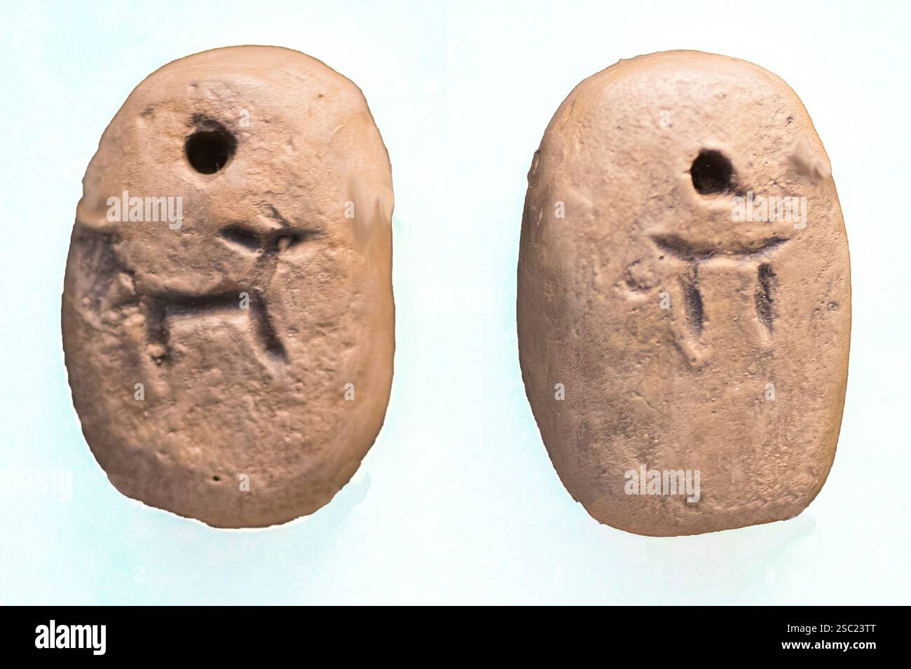 7517. Etichette pre-cuneiformi, con disegno di capra o pecora e numero (probabilmente "10"): "Dieci capre", al-Hasakah, 3300–3100 a.C., cultura di Uruk. Foto Stock