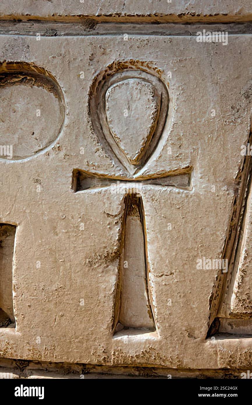 7608. Rilievo dell'Ankh o simbolo della chiave della vita, scolpito alla base di una colonna del periodo del nuovo Regno, datata ca. 1550-1070 a.C., Menfi, Egitto. Foto Stock