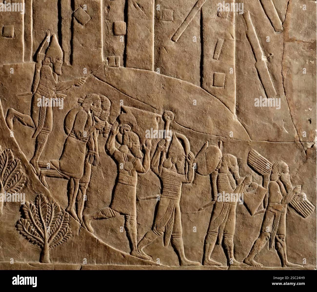 7613. Soldati assiri del re Assurbanipal che distruggono la città elamita di Hamanu intorno al 647-635 a.C. Rilievo raffigurante scene di battaglia e saccheggi del Foto Stock