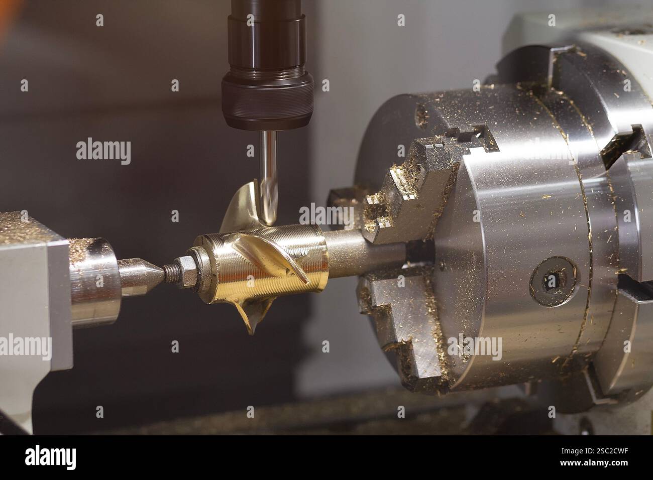 Lavorazione delle parti su un tornio moderno. Lavorazione dei metalli, industria Foto Stock