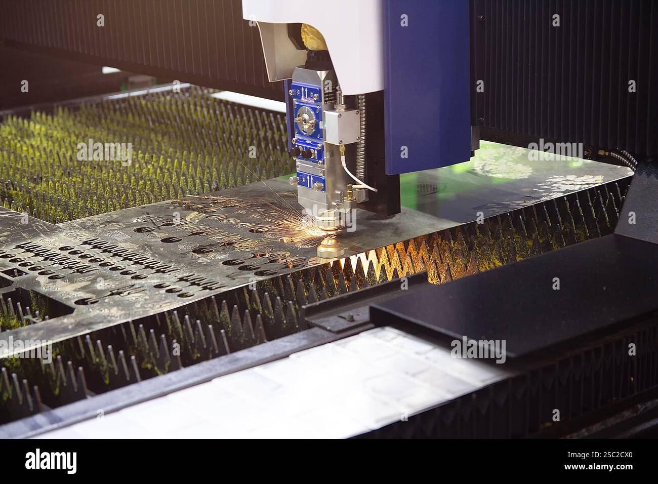 Macchine laser CNC per il taglio di metalli. Industria metallurgica Foto Stock