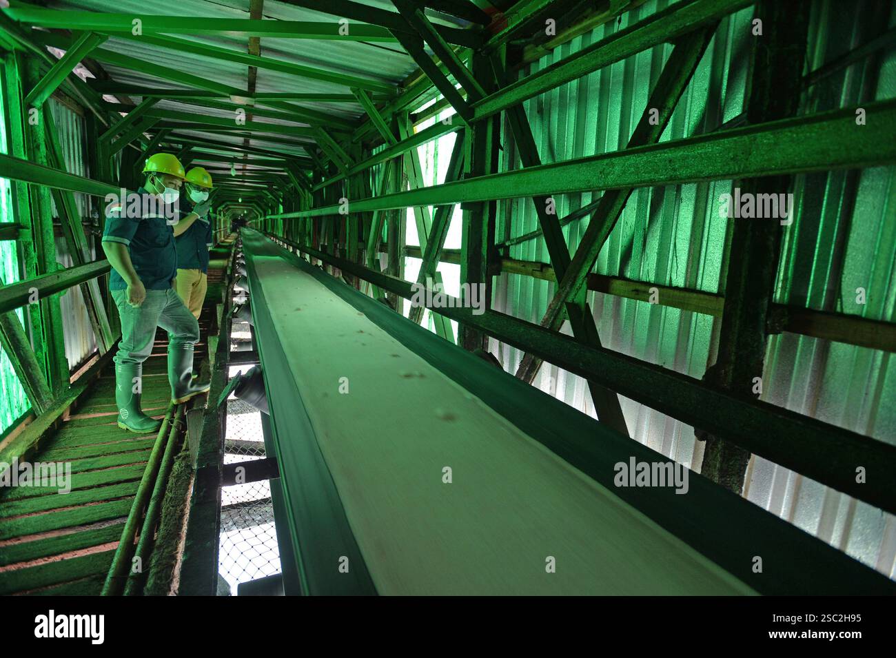 Semarang, Semarang, Indonesia. 4 febbraio 2025. Il 4 febbraio 2025 i lavoratori osservano il fertilizzante all'urea nella navata esterna dalla nave all'area di imballaggio presso l'unità indonesiana di imballaggio dei fertilizzanti a Semarang. L'unità di insaccamento Pupuk Indonesia produce in media 2000 tonnellate di fertilizzante all'urea al giorno, per un totale di 500 mila tonnellate all'anno di fertilizzante all'urea sovvenzionato che sarà distribuito agli agricoltori, il fertilizzante all'urea è un fertilizzante chimico che contiene l'elemento azoto (N) che aumenta il tenore di azoto nel suolo in modo che le piante possano crescere bene. Il presidente indonesiano Prabowo su Foto Stock