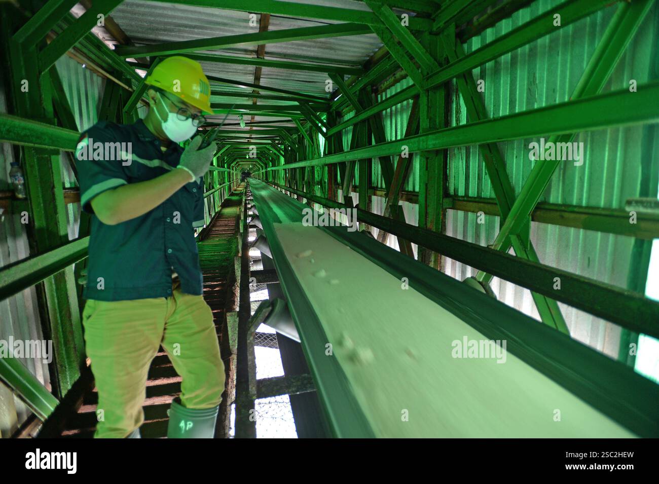 Semarang, Semarang, Indonesia. 4 febbraio 2025. Il 4 febbraio 2025 i lavoratori osservano il fertilizzante all'urea nella navata esterna dalla nave all'area di imballaggio presso l'unità indonesiana di imballaggio dei fertilizzanti a Semarang. L'unità di insaccamento Pupuk Indonesia produce in media 2000 tonnellate di fertilizzante all'urea al giorno, per un totale di 500 mila tonnellate all'anno di fertilizzante all'urea sovvenzionato che sarà distribuito agli agricoltori, il fertilizzante all'urea è un fertilizzante chimico che contiene l'elemento azoto (N) che aumenta il tenore di azoto nel suolo in modo che le piante possano crescere bene. Il presidente indonesiano Prabowo su Foto Stock