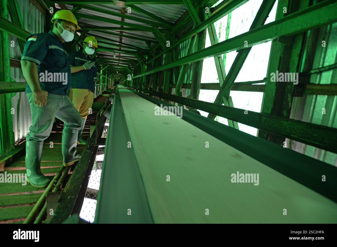 Semarang, Semarang, Indonesia. 4 febbraio 2025. Il 4 febbraio 2025 i lavoratori osservano il fertilizzante all'urea nella navata esterna dalla nave all'area di imballaggio presso l'unità indonesiana di imballaggio dei fertilizzanti a Semarang. L'unità di insaccamento Pupuk Indonesia produce in media 2000 tonnellate di fertilizzante all'urea al giorno, per un totale di 500 mila tonnellate all'anno di fertilizzante all'urea sovvenzionato che sarà distribuito agli agricoltori, il fertilizzante all'urea è un fertilizzante chimico che contiene l'elemento azoto (N) che aumenta il tenore di azoto nel suolo in modo che le piante possano crescere bene. Il presidente indonesiano Prabowo su Foto Stock