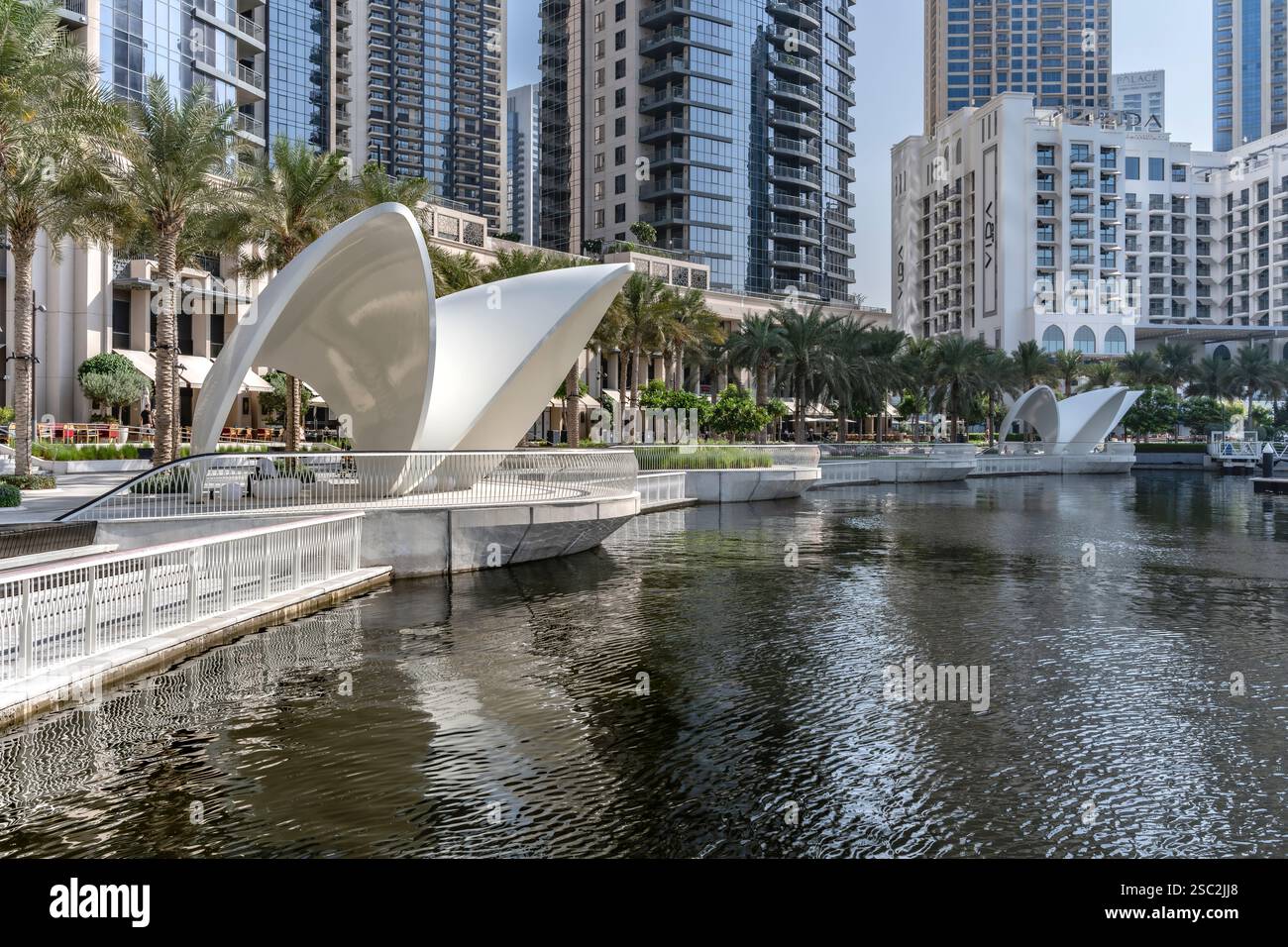Nuovissimo porto e porticciolo di Dubai Creek. Un giro in traghetto attraverso il torrente con moderni grattacieli e porticciolo per una vita lussuosa e intrattenimento. Foto Stock