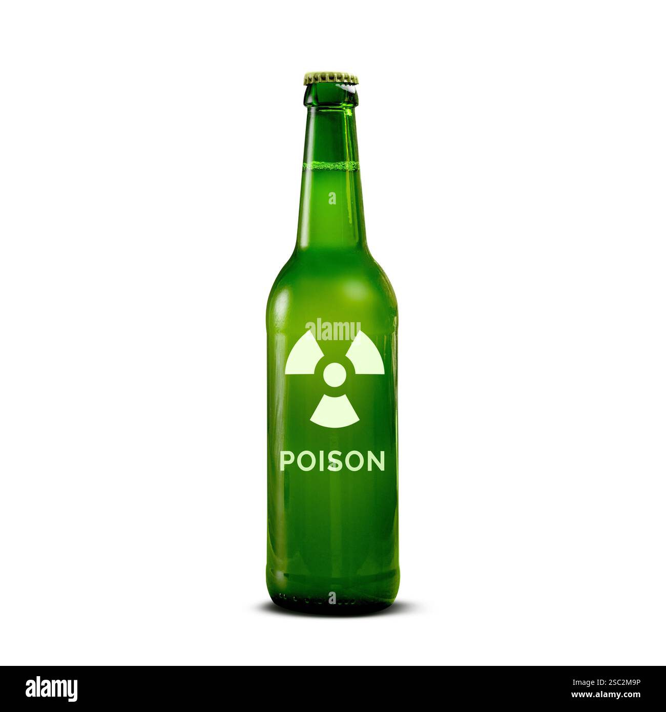 Bottiglia di birra con etichetta di avvertenza veleno isolata su bianco Foto Stock